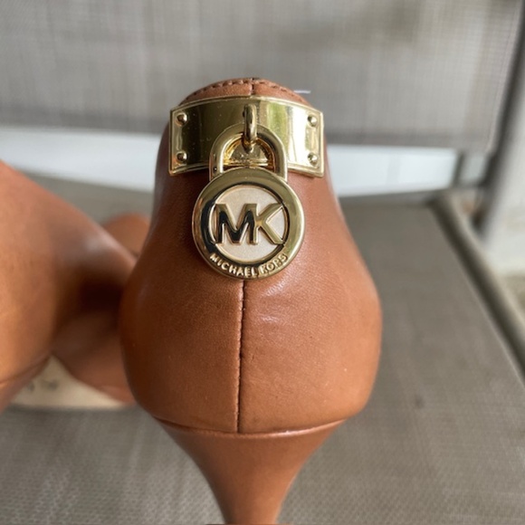 Michael Kors Hamilton Platform Leather Pumps Heels Caramel Tan Gold Lock - Picture 7 of 9